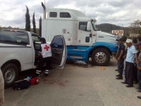 Foto/Fredy Martìn: Las Margaritas, Chis; 2 de febrero.- Un persona lesionada dejó un encontronazo entre un trailer y una camioneta donde viajaba el Delegado de Gobierno de Las Margaritas, César Augusto Herrera Silvano.