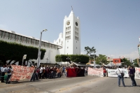 Martes 12 de octubre. Jóvenes estudiantes y miembros de organizaciones sociales marchan y realizan un bloqueo de la avenida central conmemorando un aniversario más del 12 de Octubre.