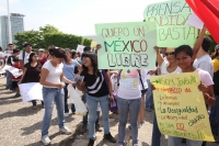 Domingo 10 de junio del 2012. Tuxtla Gutiérrez, Chiapas. Jóvenes estudiantes se congregan alrededor del movimiento #132 para manifestar su adversidad en contra de la política actual en el país y generar un movimiento de conciencia social desde la base juv