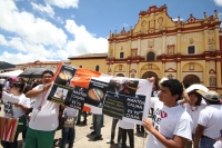 Domingo 22 de julio del 2012.. San Cristóbal de las Casas, Chiapas. Manifestantes del movimiento •132 realizan un mitin en la Plaza de la Paz para protestar posteriormente en las instalaciones de la Ex Maquiladora donde se construirá un nuevo Soriana en e