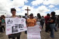 Domingo 22 de julio del 2012.. San Cristóbal de las Casas, Chiapas. Manifestantes del movimiento •132 realizan un mitin en la Plaza de la Paz para protestar posteriormente en las instalaciones de la Ex Maquiladora donde se construirá un nuevo Soriana en e