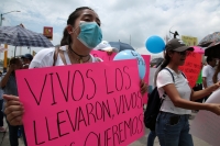 20230630. Tuxtla. Familiares y amigos de las 16 trabajadores de la SSyCP secuestradas marchan por las calles de la ciudad.