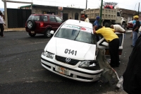 Foto:Fredy MartÃn: Comitán, Chis; 2 de febrero.- Un despistado taxista provocó un encontronazo en la vÃa Comitán-Las Margaritas, cuando en un retorno, intentó ganarle el paso al conductor de un Volkswagen tipo Golf, que era manejado por el Subcomandante d Foto:Fredy MartÃn: Comitán, Chis; 2 de febrero.- Un despistado taxista provocó un encontronazo en la vÃa Comitán-Las Margaritas, cuando en un retorno, intentó ganarle el paso al conductor de un Volkswagen tipo Golf, que era manejado por el Subcomandante d