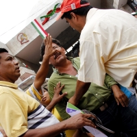 Foto/MH ChQ. Viernes 27 de septiembre del 2013. Tuxtla Gutiérrez. Uno de los maestros que intenta agredir a fotógrafos y reporteros durante el evento por la despenalización del aborto de la ONG DDESER en esta mañana es sometido por sus compañeros. Foto/MH ChQ. Viernes 27 de septiembre del 2013. Tuxtla Gutiérrez. Uno de los maestros que intenta agredir a fotógrafos y reporteros durante el evento por la despenalización del aborto de la ONG DDESER en esta mañana es sometido por sus compañeros.