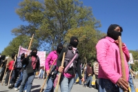 Martes 20 de noviembre del 2012. San Cristóbal de las Casas, Chiapas. Indígenas de varias colonias de San Cristóbal de las Casas marchan gritando consignas zapatistas durante las celebraciones de la Revolución Mexicana para exigir a las autoridades estata
