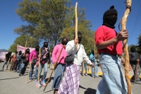 Martes 20 de noviembre del 2012. San Cristóbal de las Casas, Chiapas. IndÃgenas de varias colonias de San Cristóbal de las Casas marchan gritando consignas zapatistas durante las celebraciones de la Revolución Mexicana para exigir a las autoridades estata Martes 20 de noviembre del 2012. San Cristóbal de las Casas, Chiapas. IndÃgenas de varias colonias de San Cristóbal de las Casas marchan gritando consignas zapatistas durante las celebraciones de la Revolución Mexicana para exigir a las autoridades estata
