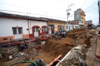 Martes 19 de junio del 2012. Tuxtla Gutiérrez, Chiapas. Vecinos de la 4ª norte, en las cercanÃas de la calle central se quejan de las fracturas que las obras de remodelación ocasionan en los trabajos anteriores por lo que las molestias se han ido acumulan Martes 19 de junio del 2012. Tuxtla Gutiérrez, Chiapas. Vecinos de la 4ª norte, en las cercanÃas de la calle central se quejan de las fracturas que las obras de remodelación ocasionan en los trabajos anteriores por lo que las molestias se han ido acumulan