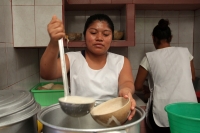Jueves 5 de mayo del 2016. Tuxtla Gutiérrez. Los mercados de la ciudad reviven cada día gracias a su gente y su alegría, este día festejan los locatarios del Mercado Público 5 de Mayo