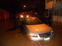 Jueves 19 de agosto. Los trabajos de ayuda y limpieza de las zonas afectadas de la ciudad de Tuxtla Gutiérrez por los encharcamientos ocasionados por la intensa lluvia continúan después de este medio día, lo que ha ocasionado que se cierren varias vialida