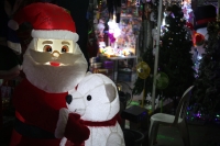 20221124. Tuxtla. Venta navideÃ±a en la noche del dÃ­a de Accion de Gracias en las calles de la ciudad.