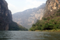 28 de abril.  Los paisajes dentro del Cañón del Sumidero se muestran con cotidianidad y sin muestras de anormalidades, el ripio y los residuos arrastrados son moderados, mientras que las autoridades de ecología realizaran pruebas y muestreos en las aguas 