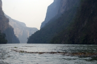 28 de abril.  Los paisajes dentro del Cañón del Sumidero se muestran con cotidianidad y sin muestras de anormalidades, el ripio y los residuos arrastrados son moderados, mientras que las autoridades de ecología realizaran pruebas y muestreos en las aguas 