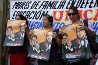 Lunes 15 de octubre del 2012. Tuxtla Gutiérrez, Chiapas. Maestros y estudiantes de las facultades de Tuxtla y Chiapa de Corzo, marchan esta mañana por la Avenida Central para exigir que sea reanuden las clases y se termine el paro estudiantil. Lunes 15 de octubre del 2012. Tuxtla Gutiérrez, Chiapas. Maestros y estudiantes de las facultades de Tuxtla y Chiapa de Corzo, marchan esta mañana por la Avenida Central para exigir que sea reanuden las clases y se termine el paro estudiantil.