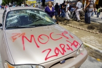 Foto/AS. Jueves 26 de septiembre del 2013. Tuxtla Gutiérrez. Un vehículo sufrió el paso de el MOCRI-Zapata durante la manifestación de este medio día, donde los militantes de esta organización intentan sumarse al movimiento magisterial chiapaneco.