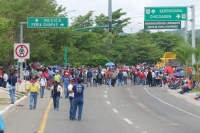 Lunes 13 de junio del 2016. Foto/CD Tuxtla Gutiérrez. La movilización magisterial bloqueó el acceso al libramiento norte sin que se registre violencia a lo largo de la jornada de protestas.