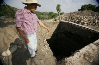 El arqueólogo Bruce Bachand realiza los últimos trabajos del Montículo 11 de Chiapa de Corzo donde fuera encontrado un milenario entierro en lo que fuera un centro ceremonial astronómico en el complejo prehispánico de este lugar.   Los curiosos comentan e
