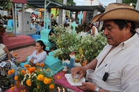 Lunes 2 de noviembre del 2015. Chiapa de Corzo. El panteón de esta comunidad de la ribera del Grijalva vive los festejos del Día de Muertos llenándose de los olores de flores e incienso desde la víspera de esta madrugada.