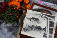 Lunes 2 de noviembre del 2015. Chiapa de Corzo. El panteón de esta comunidad de la ribera del Grijalva vive los festejos del Día de Muertos llenándose de los olores de flores e incienso desde la víspera de esta madrugada.