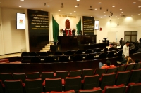 Domingo 30 de septiembre del 2012. Tuxtla Gutiérrez, Chiapas. Aspecto del congreso local a las 7 pm, el cual luce vacio mientras que los reporteros esperan que este día se apruebe el endeudamiento chiapaneco.