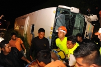 Jueves 12 de julio del 2012. Tuxtla Gutiérrez, Chiapas. La volcadura de un autobús de pasajeros de la línea AVC produjo varios lesionados y la vida de dos pasajeros esta madrugada en las cercanías del distribuidor vial de la autopista a las Choapas.