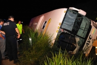 Jueves 12 de julio del 2012. Tuxtla Gutiérrez, Chiapas. La volcadura de un autobús de pasajeros de la línea AVC produjo varios lesionados y la vida de dos pasajeros esta madrugada en las cercanías del distribuidor vial de la autopista a las Choapas.