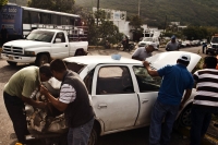 Martes 25 de septiembre del 2012. Tuxtla Gutiérrez, Chiapas. Foto/Mario Castillo. 9 lesionados y 4 carros destruidos dejó el percance que se dio en la entrada de la carreta Tuxtla-Villa Hermosa, Tabasco. Un camión de pasajeros  se quedó sin frenos al baja