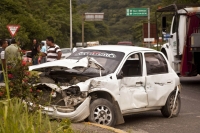 Martes 25 de septiembre del 2012. Tuxtla Gutiérrez, Chiapas. Foto/Mario Castillo. 9 lesionados y 4 carros destruidos dejó el percance que se dio en la entrada de la carreta Tuxtla-Villa Hermosa, Tabasco. Un camión de pasajeros  se quedó sin frenos al baja