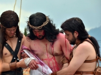 Viernes 6 de abril del 2012. La representación del vía crucis en el barrio De Mexicanos en SCLC.