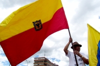 Lunes 30 de mayo del 2016. Bogotá. Foto/Osiris. Ciudadanos de la capital de Colombia se manifiestan frente al Concejo del Distrito de Colombia para exigir que no se apruebe el Plan de Desarrollo Económico, propuesto por el Alcalde Enrique Peñalosa, que in