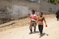 Domingo 13 de marzo. El enfrentamiento entre pobladores de la col La Libertad ubicada en las cercanías de la Base Militar Los Sabinos da como resultado una persona con heridas provocadas por machetazos, varios golpeados y vehículos con los vidrios rotos, 