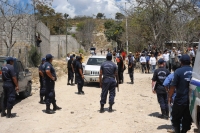 Domingo 13 de marzo. El enfrentamiento entre pobladores de la col La Libertad ubicada en las cercanías de la Base Militar Los Sabinos da como resultado una persona con heridas provocadas por machetazos, varios golpeados y vehículos con los vidrios rotos, 