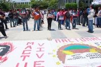 Lunes 6 de agosto del 2012. Tuxtla Gutiérrez, Chiapas. Estudiantes de la Escuela Normal Rural Mactumatza y de otras normales se manifiestan este medio día para conmemorar la lucha de esta escuela y recordar a los estudiantes que han sido detenidos y muert