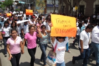 Lunes 4 de junio del 2012. Tuxtla Gutiérrez, Chiapas. Jóvenes estudiantes marchan por la Avenida Central para manifestarse en contra de la violencia electoral promovida por los partido políticos.
