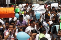 Lunes 4 de junio del 2012. Tuxtla Gutiérrez, Chiapas. Jóvenes estudiantes marchan por la Avenida Central para manifestarse en contra de la violencia electoral promovida por los partido políticos.