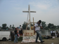 Miércoles 20 de abril. Foto/Pedro Gerardo. Tecun Uman. Migrantes de centro América inician esta mañana un viacrucis en  la frontera de México representando la Pasión de Cristo y lanzando consignas para la protección de las personas que cruzan los diferent