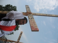 Miércoles 20 de abril. Foto/Pedro Gerardo. Tecun Uman. Migrantes de centro América inician esta mañana un viacrucis en  la frontera de México representando la Pasión de Cristo y lanzando consignas para la protección de las personas que cruzan los diferent