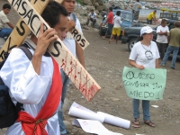 Miércoles 20 de abril. Foto/Pedro Gerardo. Tecun Uman. Migrantes de centro América inician esta mañana un viacrucis en  la frontera de México representando la Pasión de Cristo y lanzando consignas para la protección de las personas que cruzan los diferent