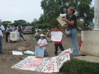 Miércoles 20 de abril. Foto/Pedro Gerardo. Tecun Uman. Migrantes de centro América inician esta mañana un viacrucis en  la frontera de México representando la Pasión de Cristo y lanzando consignas para la protección de las personas que cruzan los diferent
