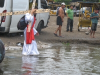 Miércoles 20 de abril. Foto/Pedro Gerardo. Tecun Uman. Migrantes de centro América inician esta mañana un viacrucis en  la frontera de México representando la Pasión de Cristo y lanzando consignas para la protección de las personas que cruzan los diferent