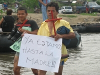 Miércoles 20 de abril. Foto/Pedro Gerardo. Tecun Uman. Migrantes de centro América inician esta mañana un viacrucis en la frontera de México representando la Pasión de Cristo y lanzando consignas para la protección de las personas que cruzan los diferent Miércoles 20 de abril. Foto/Pedro Gerardo. Tecun Uman. Migrantes de centro América inician esta mañana un viacrucis en la frontera de México representando la Pasión de Cristo y lanzando consignas para la protección de las personas que cruzan los diferent