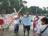 Miércoles 20 de abril. Foto/Pedro Gerardo. Tecun Uman. Migrantes de centro América inician esta mañana un viacrucis en  la frontera de México representando la Pasión de Cristo y lanzando consignas para la protección de las personas que cruzan los diferent