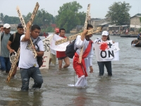 Miércoles 20 de abril. Foto/Pedro Gerardo. Tecun Uman. Migrantes de centro América inician esta mañana un viacrucis en  la frontera de México representando la Pasión de Cristo y lanzando consignas para la protección de las personas que cruzan los diferent