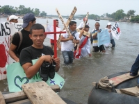 Miércoles 20 de abril. Foto/Pedro Gerardo. Tecun Uman. Migrantes de centro América inician esta mañana un viacrucis en  la frontera de México representando la Pasión de Cristo y lanzando consignas para la protección de las personas que cruzan los diferent