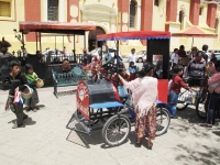Viernes 1 de abril. El tren “Tu Libro” continua ofertando la lectura entre los turistas y paseantes  en la ciudad de San Cristóbal de las Casas, donde este pequeño tren turístico ofrece viajes llenos de coloridas historias impresas en libros que se compar