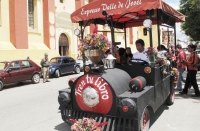 Viernes 1 de abril. El tren “Tu Libro” continua ofertando la lectura entre los turistas y paseantes en la ciudad de San Cristóbal de las Casas, donde este pequeño tren turístico ofrece viajes llenos de coloridas historias impresas en libros que se compar Viernes 1 de abril. El tren “Tu Libro” continua ofertando la lectura entre los turistas y paseantes en la ciudad de San Cristóbal de las Casas, donde este pequeño tren turístico ofrece viajes llenos de coloridas historias impresas en libros que se compar