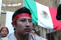 Foto/Mario Mtz. Viernes 9 de marzo. Se suturan labios en el Congreso.