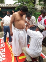 Lunes 2 de octubre del 2012. Huixtan, Chiapas. El uso de las vestimentas tradicionales en las festividades religiosas y civiles cobra importancia vital protagónica en la comunidad de Huixtan, donde el ceremonial de vestimenta puede durar alrededor de 3 ho