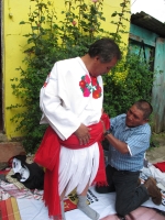 Lunes 2 de octubre del 2012. Huixtan, Chiapas. El uso de las vestimentas tradicionales en las festividades religiosas y civiles cobra importancia vital protagónica en la comunidad de Huixtan, donde el ceremonial de vestimenta puede durar alrededor de 3 ho Lunes 2 de octubre del 2012. Huixtan, Chiapas. El uso de las vestimentas tradicionales en las festividades religiosas y civiles cobra importancia vital protagónica en la comunidad de Huixtan, donde el ceremonial de vestimenta puede durar alrededor de 3 ho