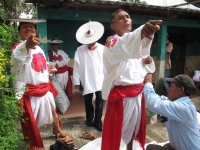 Lunes 2 de octubre del 2012. Huixtan, Chiapas. El uso de las vestimentas tradicionales en las festividades religiosas y civiles cobra importancia vital protagónica en la comunidad de Huixtan, donde el ceremonial de vestimenta puede durar alrededor de 3 ho