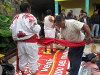 Lunes 2 de octubre del 2012. Huixtan, Chiapas. El uso de las vestimentas tradicionales en las festividades religiosas y civiles cobra importancia vital protagónica en la comunidad de Huixtan, donde el ceremonial de vestimenta puede durar alrededor de 3 ho